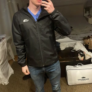 North Face Windbreaker - The North Face Windbreaker/vindjacka i strorlek S. 9/10 skick knappt använd.