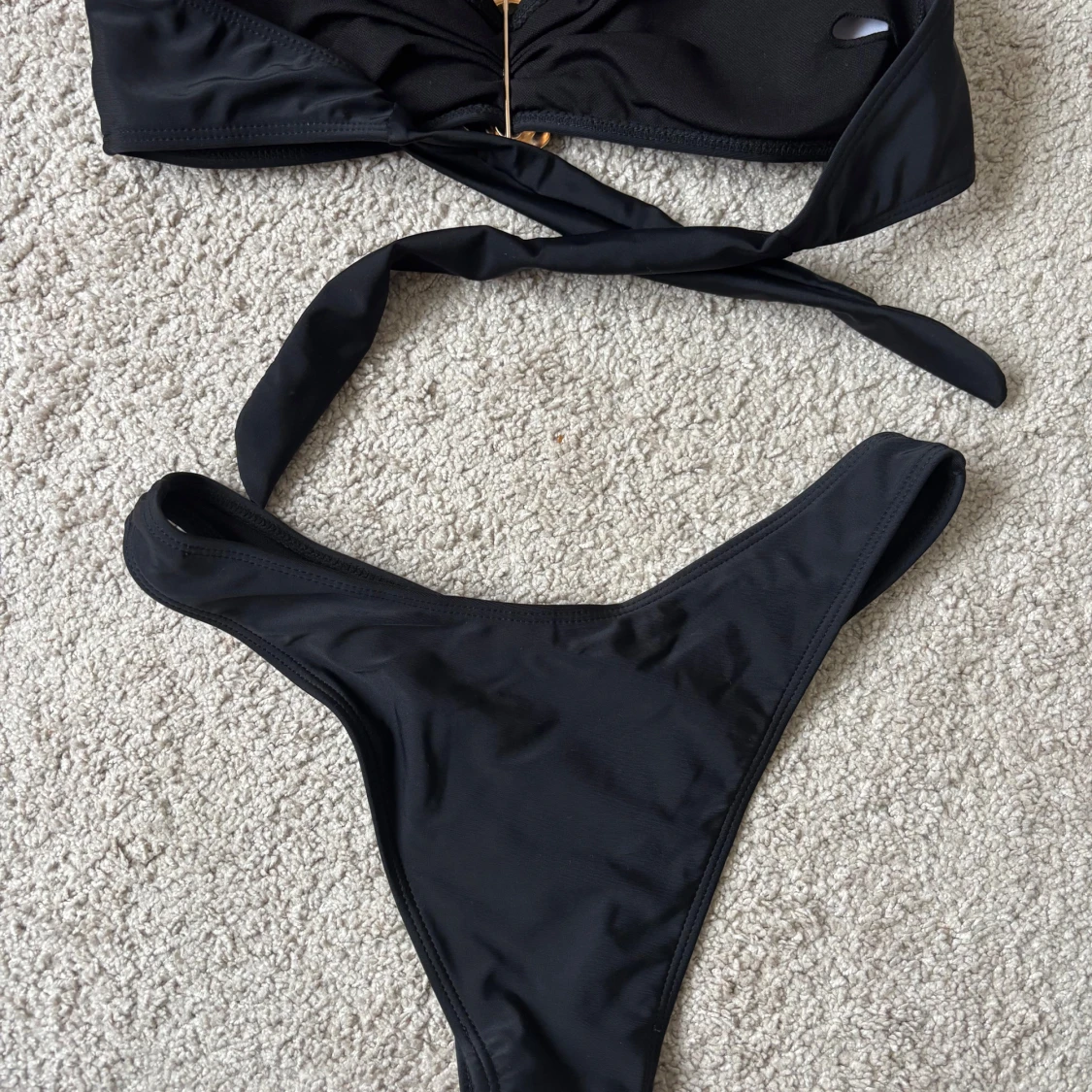 Svart bandeau bikini med gulddetalj - 2