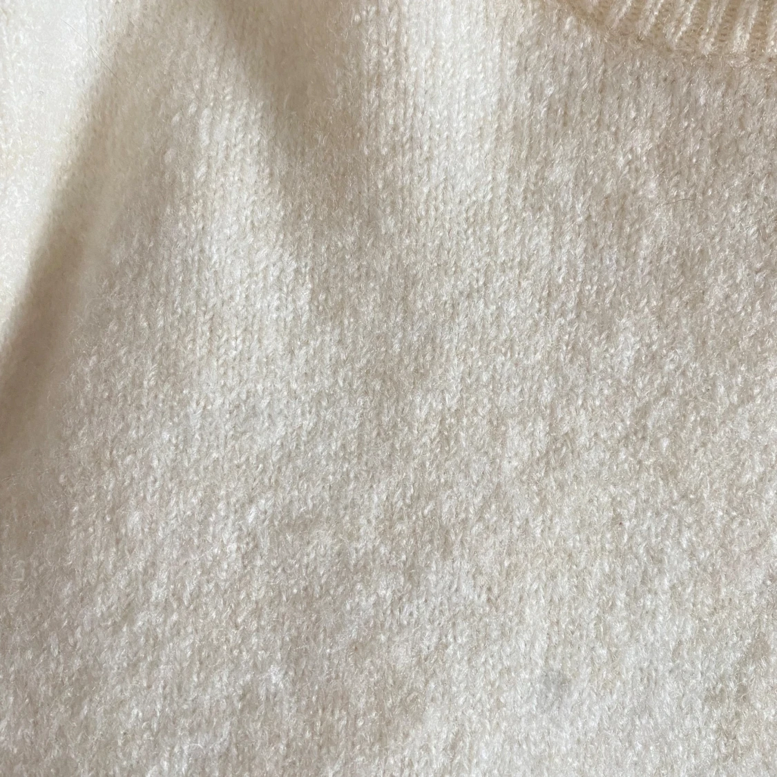 Krämvit stickad tröja från Gina Tricot - 2