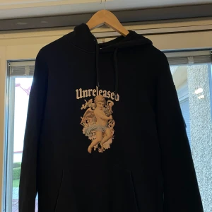 Svart hoodie från yourturn - Svart hoodie från YOURTURN. Tröjan är i väldigt bra skick inga hål eller fläckar osv. Jag har inte använt den mycket och det är därför jag säljer den. Tror jag köpte den för cirka 400kr från zalando. Den är i storlek m skulle kunna va en slim large