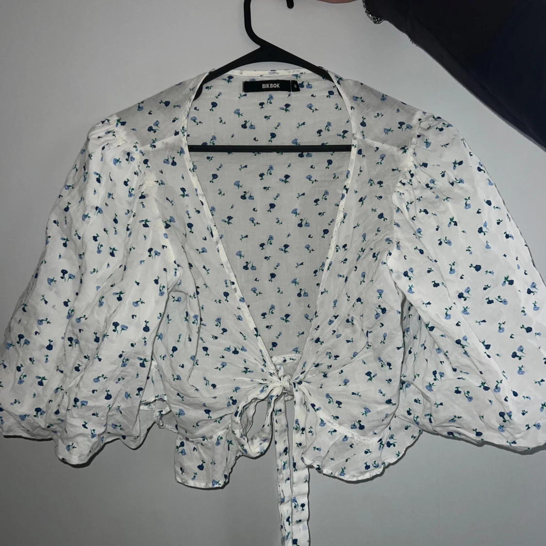 Vit blommig blus med knyt från Bik bok - 1