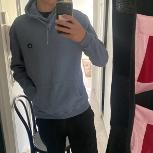 Blå hoodie (les duex) med luva - Nypris 1200. Bra skick används 1-2 gånger . Storlek L men passar även M 