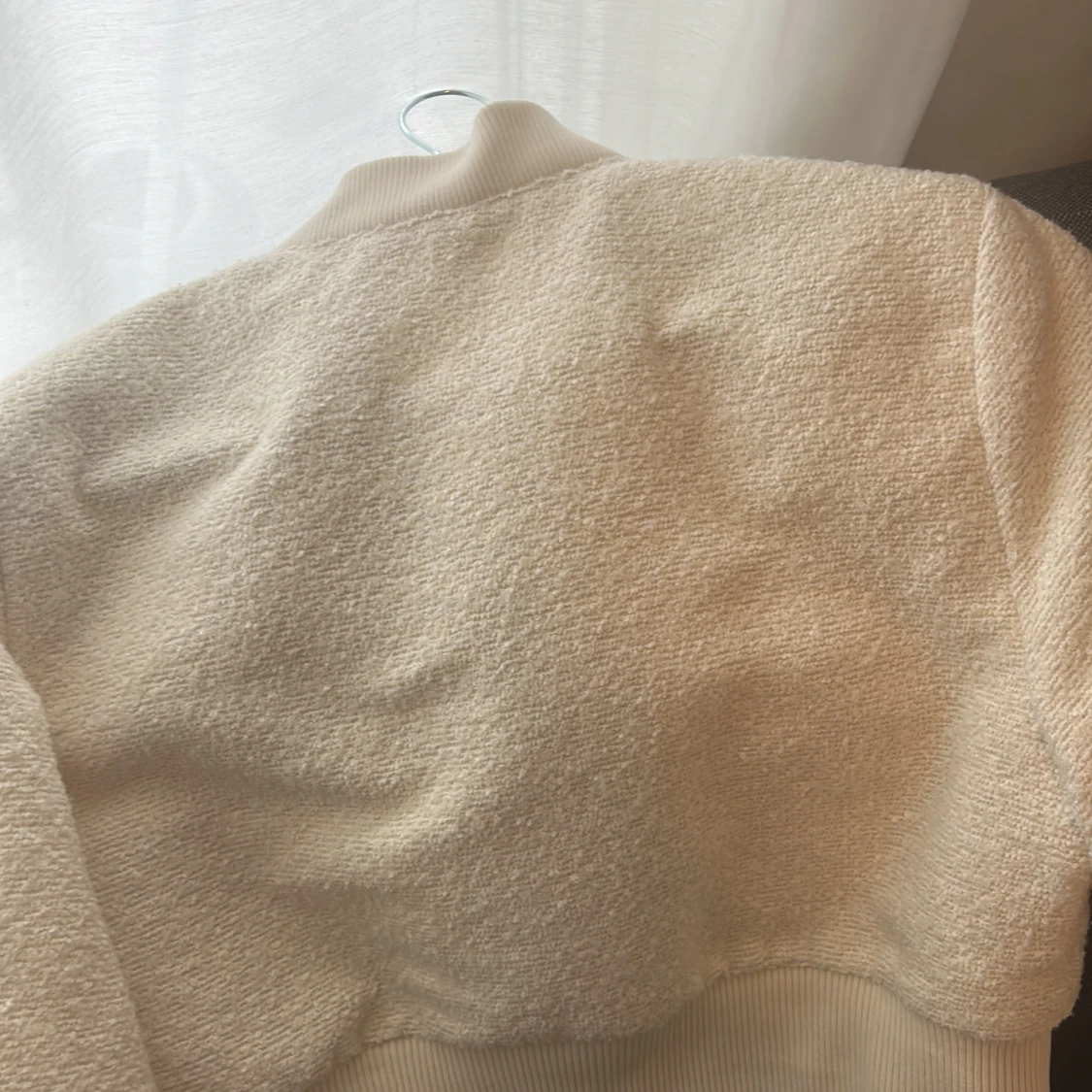 Vit cropped bomberjacka från H&M - 1