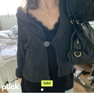 Bolero kofta - Såå otroligt fin mörkgrå bolero/ kofta som är så fin nu till vintern. Bilderna är från förra säljaren.