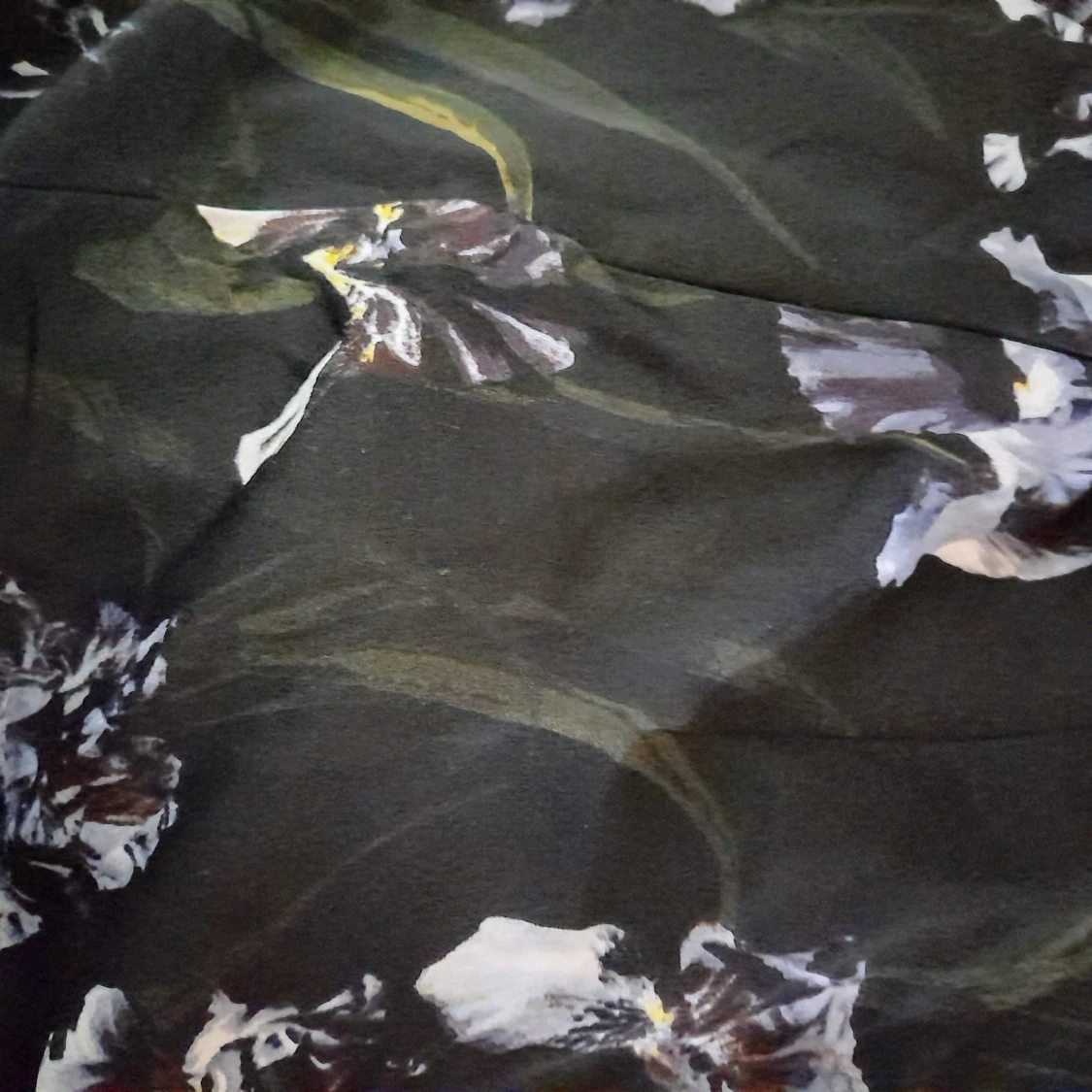 Svart byxdress med blommigt mönster från H&M - 2