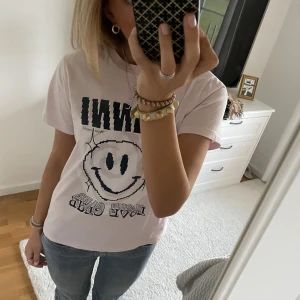 Ganni t-shirt - Intressekoll på min Ganni t-shirt. Superfin och i toppenskick!💓💕Köpt i somras och endast använd ett fåtal gånger. 