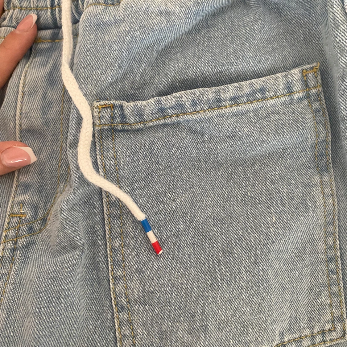 Blåa jeansbyxor med dragsko - 2