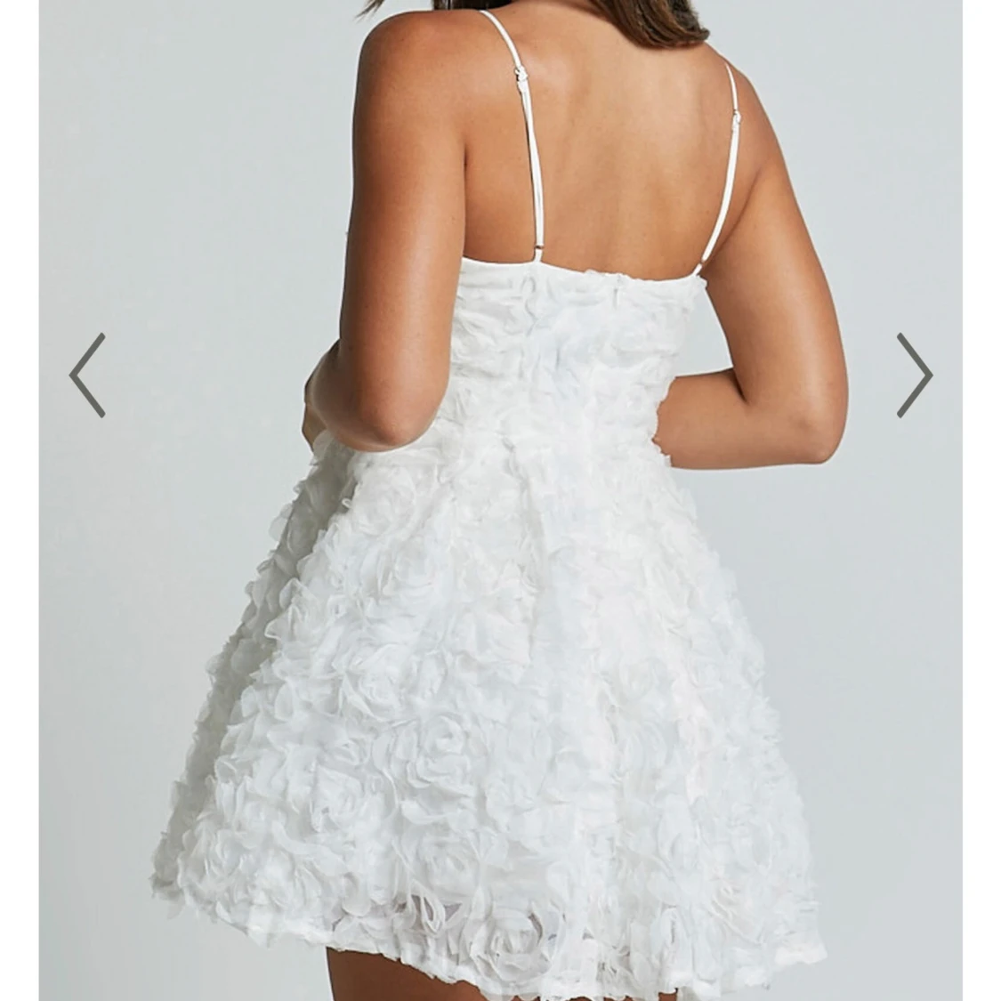 Vit kortklänning med 3D-blommor och tunna axelband - 2