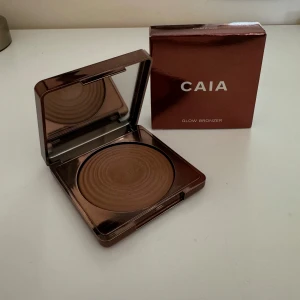 CAIA Bronzer  - Bronzer i färgen Gold Coast. Helt ny, endast swatchad med borste! ♡ 