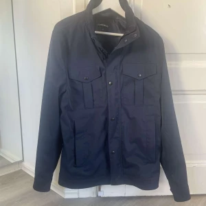 J.Lindeberg Jacka  - Mörkblå J.Lindeberg Jacka i storlek M. Använd ett fåtal gånger så är i ett mycket bra skick. Skriv för mer bilder och information, är även öppen för byten 👍