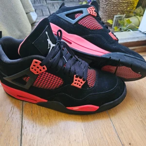 Nike Air Jordan 4 Retro Black/Red 45,5 - Säljer sonens skor i bra skick. Strl 45,5 ☀️