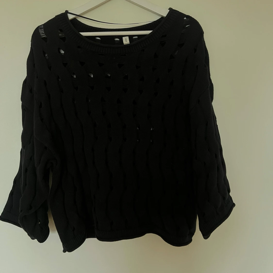 Svart stickad tröja med hålmönster - 1