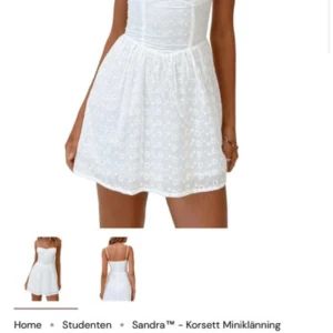 Studentklänning: korsett miniklänning från Dressy - Superfin vit miniklänning med smala axelband och korsettliv. Klänningen har broderade blommor, markerad midja och lätt utställd kjol. Perfekt för student eller sommarens fester. Dragkedja baktill. Säljer pga fel storlek, aldrig använd!