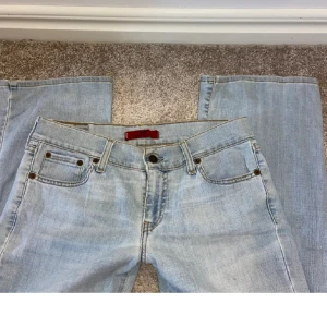 Ljusblå lågmidjade levis jeans  - Jättefina ljusblå lågmidjade levis jeans, säljer pga att de är lite stora för mig och åker ner. Och även är en aning för långa (är 160). 
