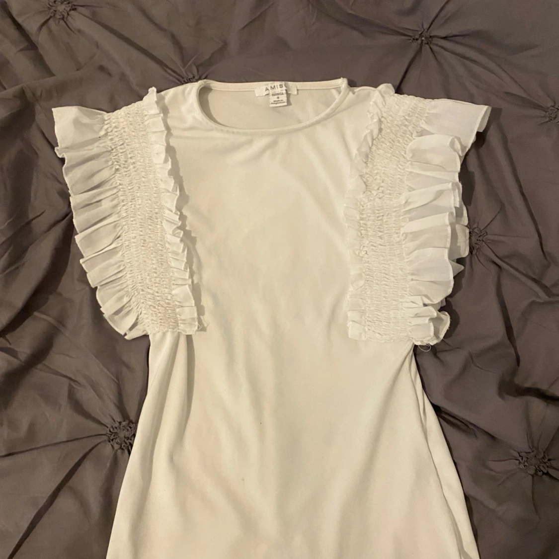 Vit topp med volangdetaljer