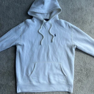 Polo Ralph lauren hoddie  - Säljer nu denna sjukt snygga polo Ralph lauren hoddie i storlek xs skick 8/10 Pris 899kr Fraktar spårbart med PostNord 