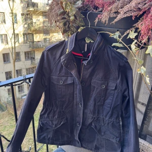 Svart Field-jacka från J.Lindeberg - Mycket stilren jacka sålt exakt denna modell och märke på jacka 2 gånger innan, så dessa går otroligt fort passa på 🤩  •Skick: 8.5/10 använt skick, hålfri men någon fläck kan förekomma.  •storlek📏: 40 i plagg uppskattar storlek efter mått på sista bild till S  •Nypris/Butikspris:💰 ~4500kr   Köp gärna i bundles för att underlätta i frakt och på detta vis blir jag mer flexibel i pris! Våga buda! 🚚🤝