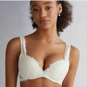 Vit intimissimi bh  - Säljer vit intimissimi bh i storlek 75c, nästan helt ny. Använd ett fåtal gånger. 