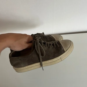 Axel Arigato skor  - Ett par snygga skor i toppen skick med skråmor enligt bilderna. Nypriset är omkring 2000kr och säljs nu för endast 399kr. Hör av er vid intresse av fler bilder! (postar inom 24h)