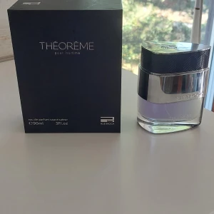 Théorème pour homme Rue Broca parfym - Ny, endast testad. Théorème pour homme från Rue Broca är en stilren parfym i en modern, transparent flaska med silverdetaljer och svart lock. Doften kommer i en elegant mörkblå kartong och flaskan rymmer 90 ml eau de parfum. Perfekt för dig som gillar exklusiva och maskulina dofter.
