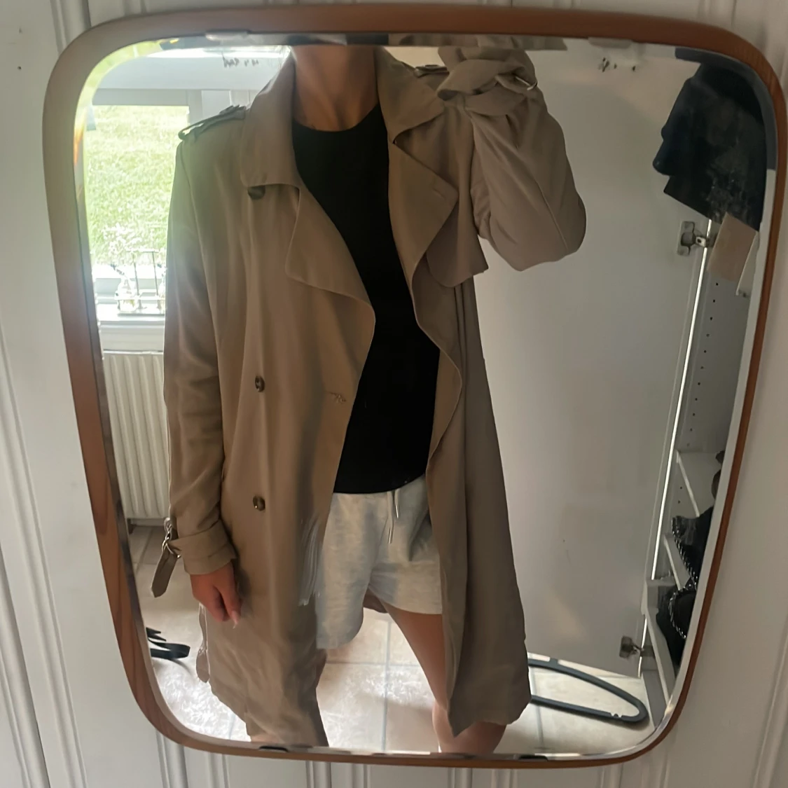 Beige trenchcoat med bälte och knappar - 1