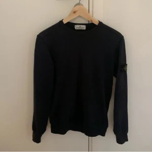 Stone island 152 - Snygg stone island tröja. Säljer för den är för liten. Storleken är 152. Passar för 12 åringar lite söndrig i ärmen