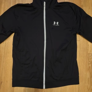 Under Armour Zip - Storlek M Bra skick inga skråmor eller liknande✅ Denna modell slutsåld överallt 