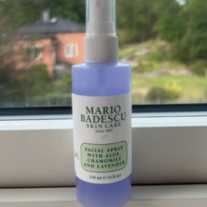 Mario Badescu Face Mist Lavendel 118ml - Face mist från Mario Badescu med aloe vera, kamomill och lavendel. Kommer i en lila plastflaska med vit spraykork, 118 ml. Perfekt för att återfukta och lugna huden med en härlig doft av lavendel.