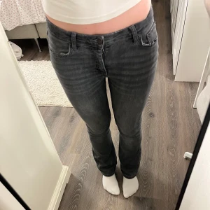 Grå bootcut jeans från Gina Young - Snygga grå jeans från Gina Young i Low waist bootcut-modell. De har justerbara band på insidan av midjan :)