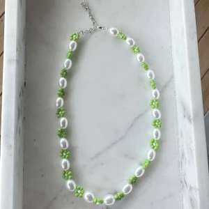Halsband - Grönt handgjort halsband, kan göras i andra färger också💚