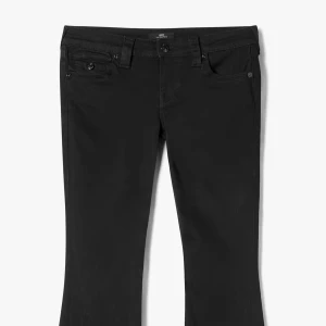 Svarta Low waist bootcut jeans True Religion - SUPER LOW WAIST SVARTA JEANS. Säljer dessa sjukt Low waist svarta flared jeansen ifrån true religion eftersom de har blivit för små för mig.💕 Dessa jeans har varit mina favoriter i ungefär ett år och jag hoppas att någon annan kommer känna samma❤️. Jeansen är i storlek 23 och är perfekt längd för mig som är 163. Jag skulle själv säga att den passar längderna 157-165❤️. Jeansen har inga hål, och är inte sönder, ända nackdelen är att dem har tappat lite färg på knäna, men det är ingen som syns❤️❤️❤️