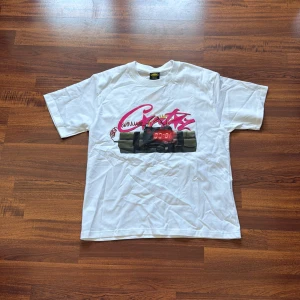 Corteiz t-shirt  - Tja! Säljer en sjukt snygg Corteiz t-shirt där det står Corteiz på framsidan och No time 4 luv på baksidan. Passar till både vardag och fest. Skick: 10/10 helt ny aldrig använd. Storlek: XS men den är oversized så skulle säga att den passar S också. Pris: 499kr. Pris kan diskuteras vid snabb affär💨. Kom DM vid fler bilder eller funderingar🥰