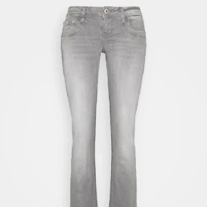 Gråa LTB jeans  - Köpte den här på Plick men tyvärr är de lite stora för mig. Har använt dem ca 3 gånger mer vet int hur ofta förra köparen använt dem❤️Pris kan diskuteras. Hör av dig för fler bilder och frågor!🥰 
