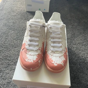 Maison Margiela GATS paint splatter  - Sjukt snygga Maison Margiela GATS paintsplatter! Skorna är helt nya och kommer med alla tillbehör! Storleken är 40 men fits big. Nypris är 6000! Hör av er vid intresse!