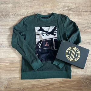 Limitato tröja  - En snygg tröja från Limitato som vanligtvis kostar omkring 1000kr men nu säljs för 449kr. Tröjan är i fint skick utan anmärkningar. Hör av er vid ytterligare frågor!  (Postar inom 24h och box ingår inte!)