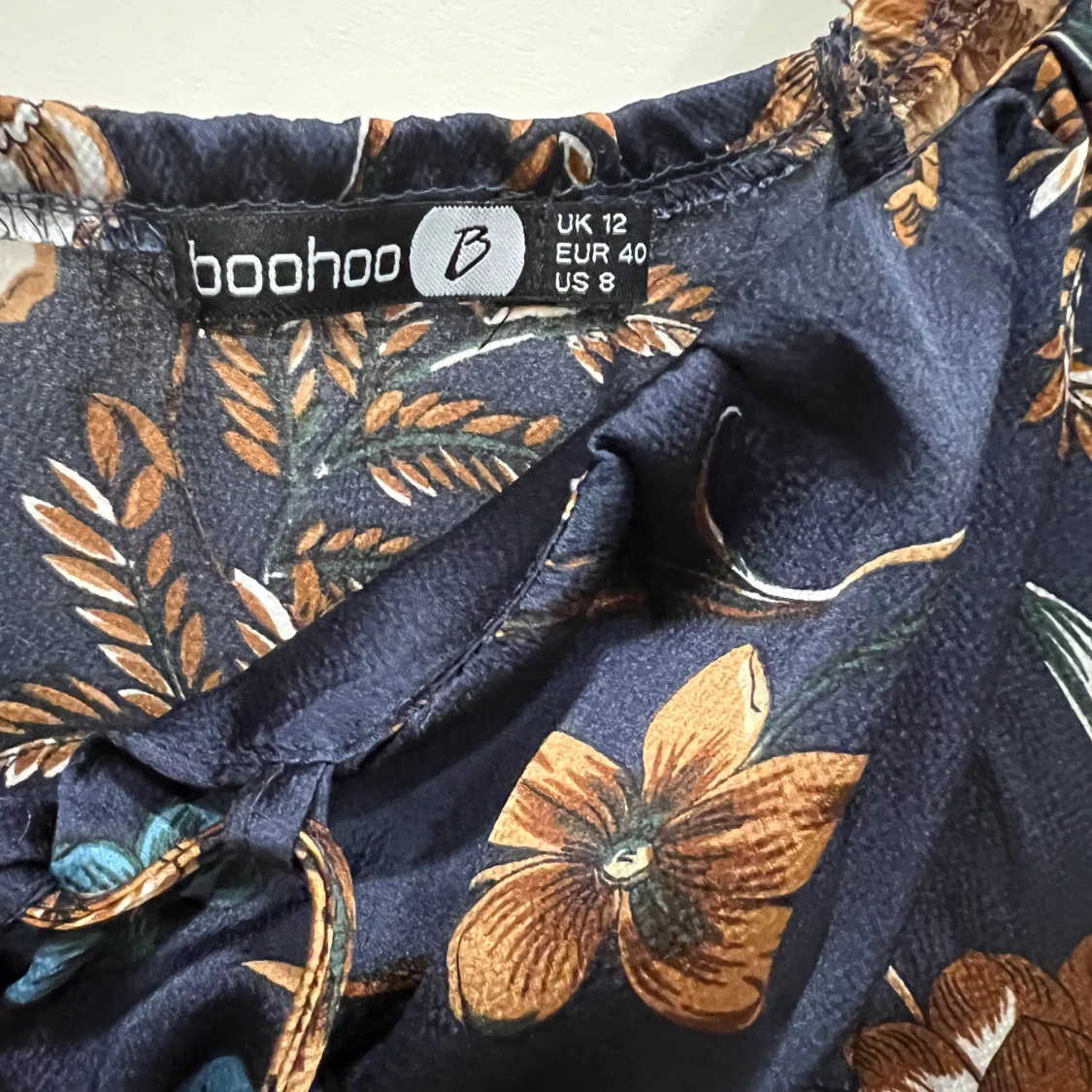 Blommig marinblå klänning från Boohoo - 1