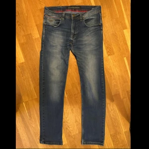 Vintage Philipp Plein jeans W34 L34 - Ett par riktigt snygga och välskötta Philipp Plein jeans🤩 Köptes nya i Philipp Plein butik för många år sedan! One of a kind jeans med riktigt snygg tvätt! Nypris på dessa ligger på flera tusen men säljer för endast 999! Storlek W34 L34🔥 skriv om ni vill ha fler bilder eller har några frågor🤙