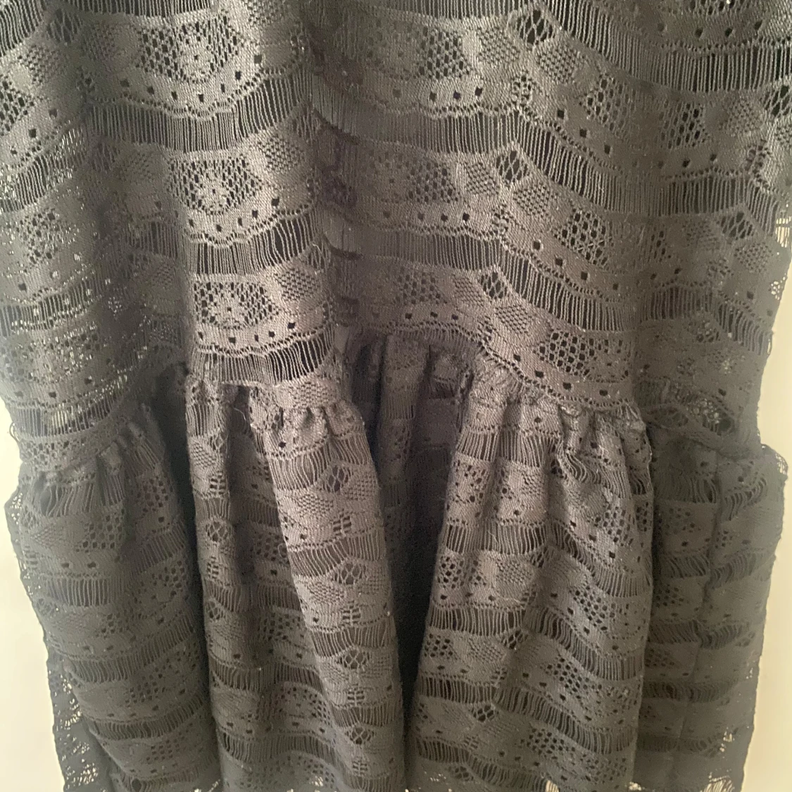 Svart spetstopp med volang - 2