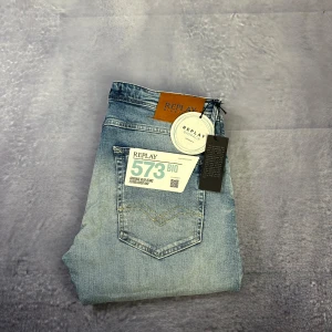 Helt nya replay jeans - Helt nya replay jeans i storlek 31/32. Jeansen är slim fit och sitter lite lösare än anbass som många tycker sitter för tajt.
