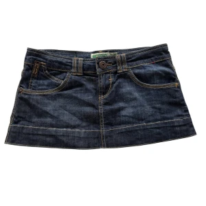 Mini kjol vintage bershka  - Supersnygg blå mini skirt från bershka denim. Den e så fin säljer bara för att jag inte kan använda den då den e för kort där bak när jag rör mig 💔 köpt vintage men själv aldrig använt, i jättebra skick 💘( sorry för katthåren på bilden)   midja: 38,5 cm rakt över  längd fram:24 cm  längd bak:26 cm
