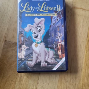 Lady och Lufsen 2 VHS  - 5 vhs för 65kr  Catagory: Barn filmar Older: 7år Tal: Svenska Längd: cirka 68min  Pick up Obbola, can be brought to ica maxi, nus, vasaplan, or capio hc dragonen. Shipping avaible