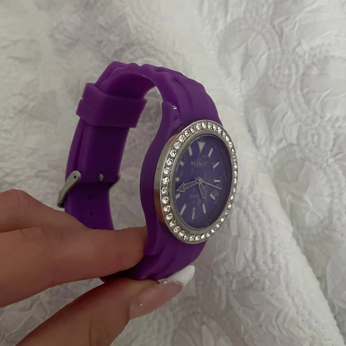 Lila klocka med stenar runt - 1