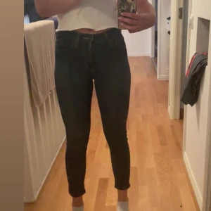 Levi's 711 Skinny jeans mörkblå - Säljer ett par mörkblå Levi's 711 Skinny jeans med klassiska bakfickor och bruna sömmar. Hög midja och tight passform hela vägen ner. Jeansen har en snygg, enkel look och är tillverkade i stretchigt denim för extra komfort. För korta för mig som är 170 cm och har långa ben. W26💗