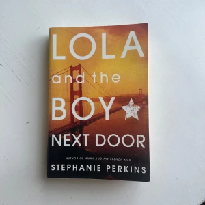 Lola and the Boy Next Door - Romance bok på engelska, nyskick