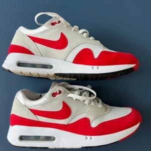 Nike Air Max Golf röd/vita sneakers - Nike Air Max Golf sneakers i vitt och rött. Har använts ett fåtal gånger, men är i superfint skick! 