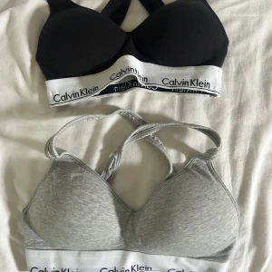 Calvin klein BH - Säljer dessa två från Calvin Klein, den svarta är i storlek XS och den gråa i storlek S