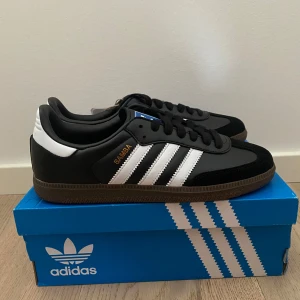 Adidas samba - Svarta adidas samba. Storlek 39 1/3. Aldrig använda. Fråga för fler bilder eller funderingar✅