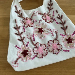 UNIK - Söt väska med blommor, dekorerad med pärlor och paljetter🌸