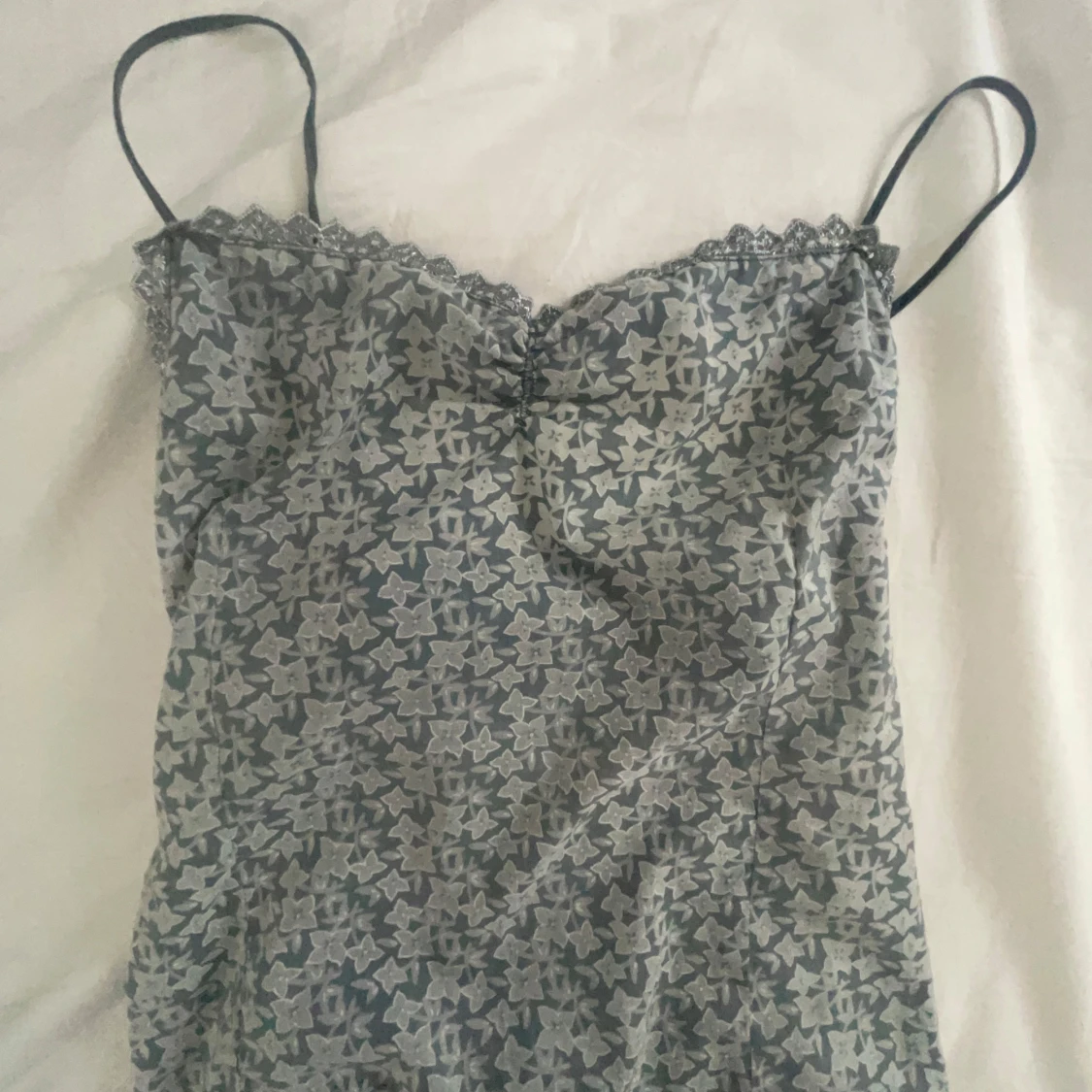 Blommigt grått linne  med spets