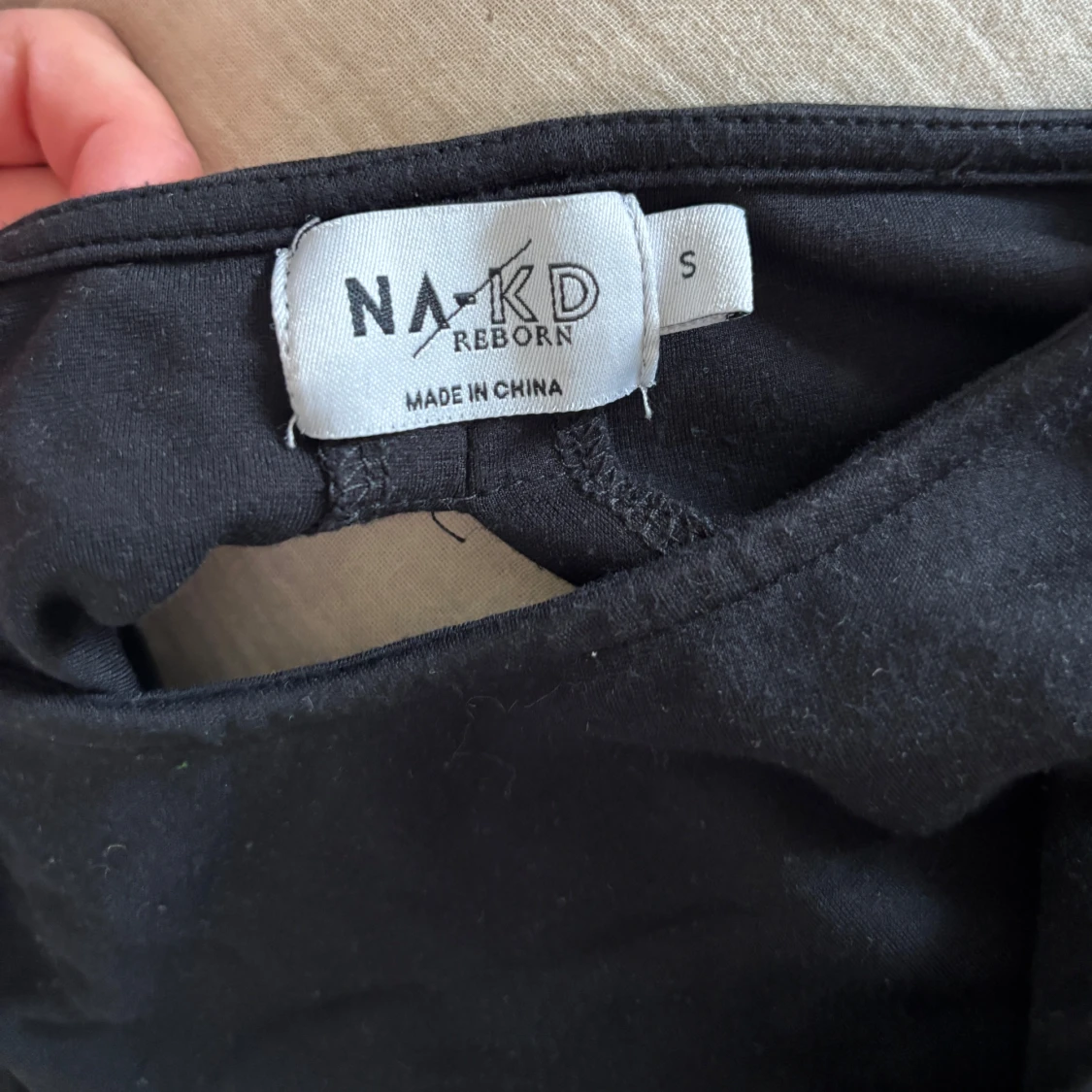 Svart croppad topp från NA-KD  - 2